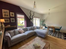 Modern Home Near Edinburgh City, family hotel in Bonnyrigg