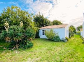 Jolie maison avec parking et jardin au cœur de Loix, מלון בLoix