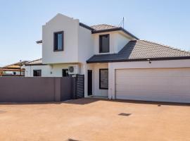 Hollow Beach House - Bunbury, cottage in Bunbury