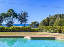 Perfectly Positioned Across From Mollymook Beach, hôtel avec piscine à Mollymook