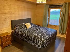 Inviting 2-Bedroom Cabin in Ashton Under Hill, hotel u gradu Evesham