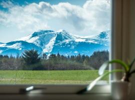 Island Getaway: Sea and Mountain Views, hótel í Álasundi