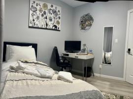 Private cozy bedroom Wi-Fi Workspace, hotel en Toronto