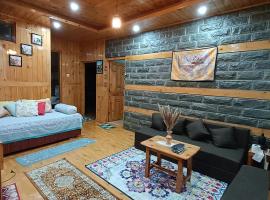 Ishan Log Huts -A boutique home stay since 1999, hotel in Banjār