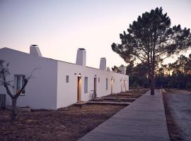 Craveiral Farmhouse by Belong Staying & Feeling, Hotel in São Teotónio