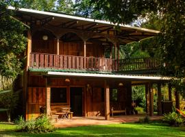 Casa Heliconia - spacious, big garden, close to the beach, cabaña o casa de campo en Puerto Viejo