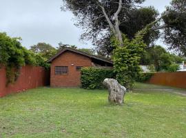 Casa comoda con extenso parque, hotell i Mar de Ajó