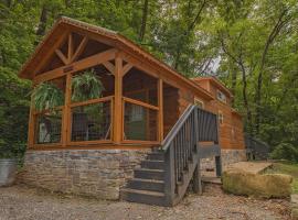 Papa Cabin Tiny Log Home Comfort In Rustic Bliss, hotel s jacuzzi v destinaci Chattanooga