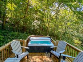 Nana Cabin Tiny Log Home Comfort In Rustic Bliss, hotel s jacuzzi v destinaci Chattanooga