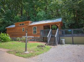 River Cabin Hot Tub & Swim Spa Near Downtown, hotel with jacuzzis in Chattanooga
