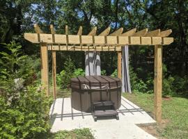 Lookout Tiny Cabin 5 Min To Downtown Chattanooga, ξενοδοχείο με υδρομασάζ σε Τσαττανούγκα