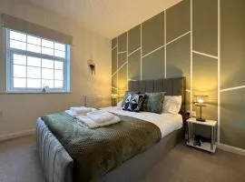 Stylish 1 Bedroom Apartment with Sofa Bed - Opposite Racecourse, Near City Centre and Hospital