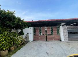 three bedroom tarraced house - RainaHomestay Pasir Gudang, hotell i Pasir Gudang