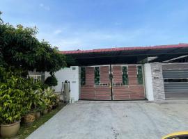 three bedroom tarraced house - RainaHomestay Pasir Gudang, vila mieste Pasir Gudangas