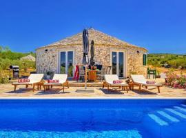 Island Getaway - Heritage House with heated pool, holiday home in Mirce