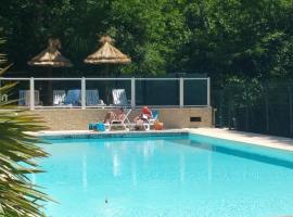 Bungalow de 2 chambres avec piscine partagee jardin clos et wifi a Saint Jean du Gard, hótel í Saint-Jean-du-Gard