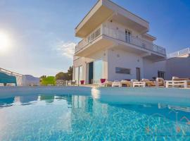 Luxurious Villa in Favara + Pool, hotel v destinaci Favara