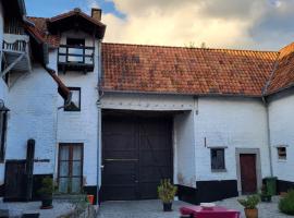 Charming and cosy ART DECO house in old historic farm with private natural pool and gardens with hiking and cycling trails nearby, semesterhus i Sint-Truiden