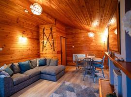 Rural Log Cabin Retreat near Coed y Brenin by Seren Short Stays, chalet de montaña en Ffestiniog