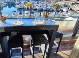 Bel appartement avec vue panoramique sur le port, hotel en Carry-le-Rouet