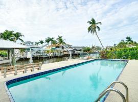 Canalfront St James City Home with Pool!, hotel spa di Saint James City