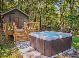 Tiny Cabin Village Private Hot Tub Lynda Cabin, cottage in Chattanooga