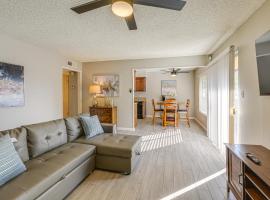 Cozy Fresno Condo with Balcony and Pool Access, hotel en Fresno