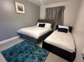 Modern 2-Bed Gem! Prime M22 Location Near Airport, Hospital & Sleeps 7, hotel in Wythenshawe