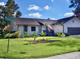 Serenity Lake Cottage, villa in Glynn Haven