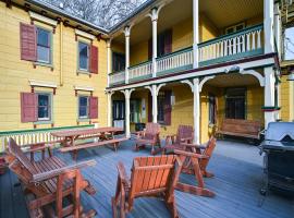 Historic Chambersburg Home with Pool and Game Rooms!, отель в городе Чемберсберг
