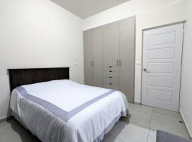 Habitación con baño privado, frente al Conin, hotel em Querétaro