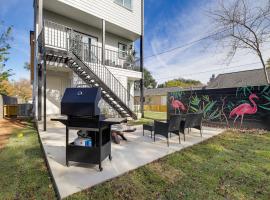 South Houston Townhome with Patio and Gas Grill!, cheap hotel in Houston