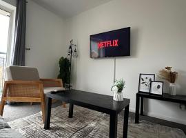 Timber Court Apartments in Central Grays with Free Parking and Netflix by RockmanStays, khách sạn ở Stifford