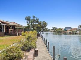 Canal Tranquillity - Restful Water Retreat: South Yunderup şehrinde bir tatil evi