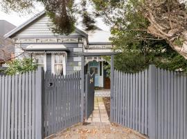 Urban Elegance apartment in Yarraville village, hotell med parkeringsplass i Yarraville