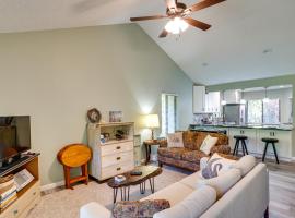 Pet-Friendly Lakeland Condo with Screened Porch!, hotel in Lakeland