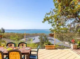 Casa Carinho, 24 Wallawa Rd - spectacular water views, pet friendly, air con and Wi-Fi