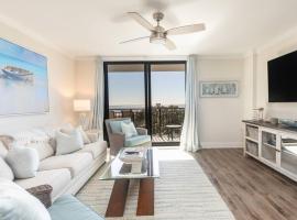 Shipwatch 418 - Luxury Oceanfront Penthouse in Isle of Palms, hotel em Isle of Palms