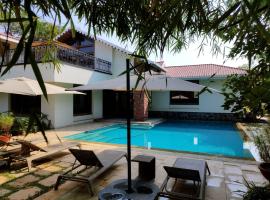 Casa Blanca 3bhk w/pool near Mandwa, Alibaug, hotel ad Alibaug