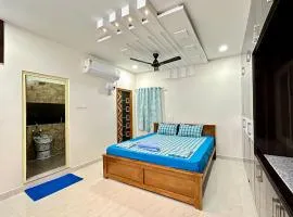 TrueLife Majestic Suites - 3BHK Large Signature Apartments - PS4 Veg Restaurant - On the way to Balaji Temple - Modular Kitchen - Large Hall, Super fast WiFi, Smart TV, 250 Jio Channel - Easy access to all Temples - Parking - Top service with lots of Love