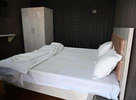 4 seasons resort by jain residency, hotel di Sohna