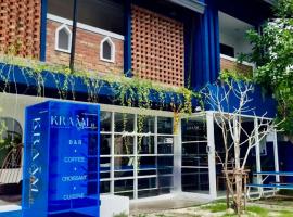 KRAAM Silhouette Hotel & Cafe Phuket، فندق في Ban Kata