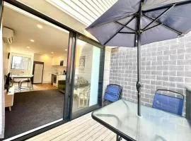 Immaculate - 2 Bedroom Townhouse close to the train station