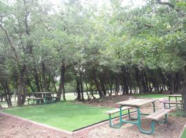 Yaar Odem Resort - כפר נופש יער אודם, khu cắm trại ở Odem