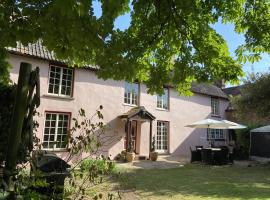 Yallands Farmhouse, hotell i Taunton