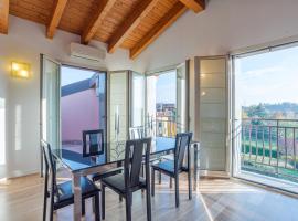 Roomy and bright apartments with terrace!، فندق رخيص في Cesana Brianza