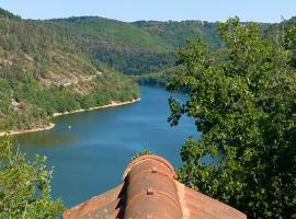 Chalet vue lac, hotel com estacionamento em Miremont