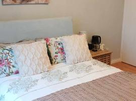 Sunny Room near town centre, hotel di Warrenpoint