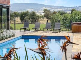 Merrivale Hill, Merrijig - Sleeps 10, hotel in Merrijig