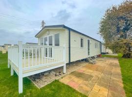 Wonderful 8 Berth Caravan With Decking At Valley Farm, Essex Ref 46561v โรงแรมที่มีที่จอดรถในGreat Clacton